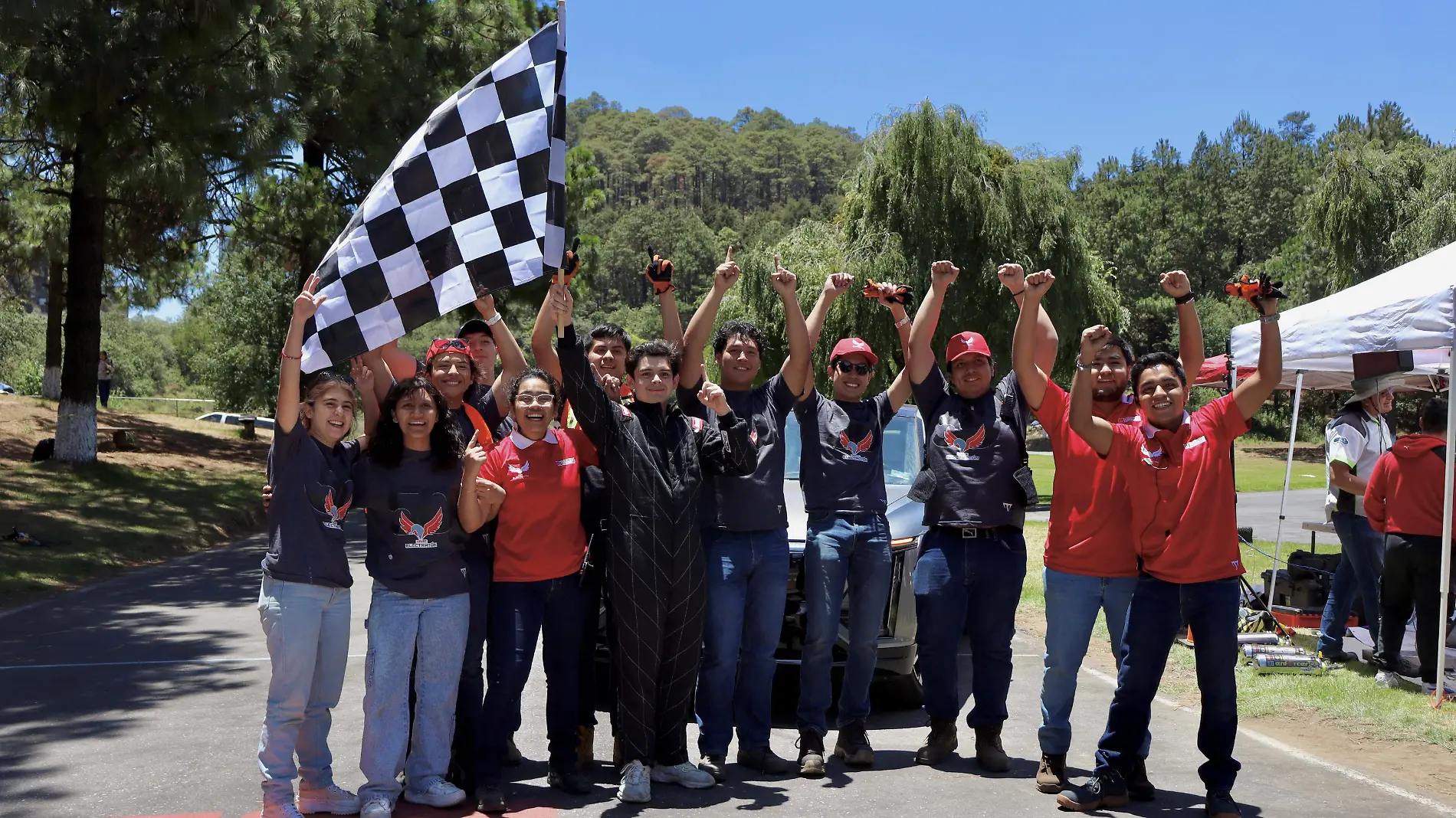 La escudería UPAEP celebró la conquista de la bandera a cuadros